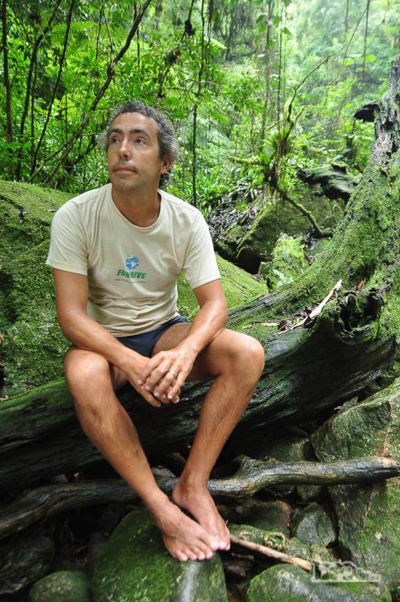 Depois da trilha para chegar à cachoeira, admirando a Mata Atlãntica na região de Antonina, litoral do Paraná